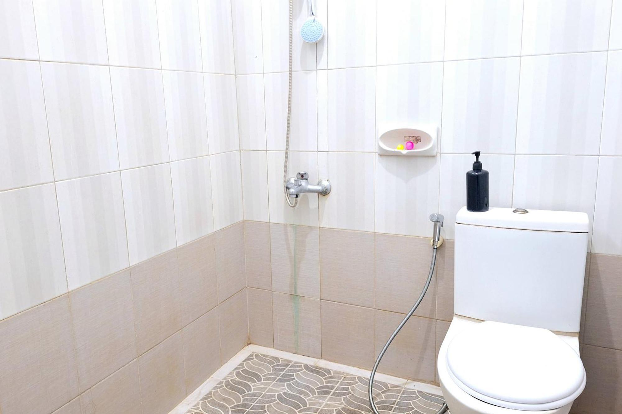 Hotel Urbanview The Halona Near Jatim Park 4