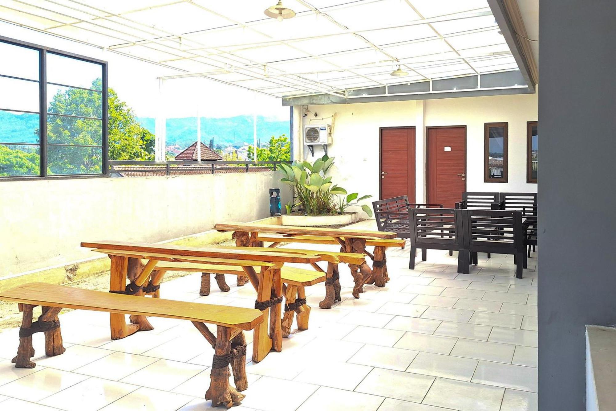 Hotel Urbanview The Halona Near Jatim Park 4 2*