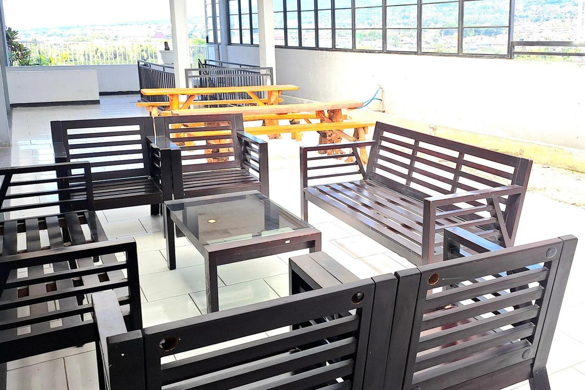 Urbanview The Halona Near Jatim Park 4 Hotel 2*