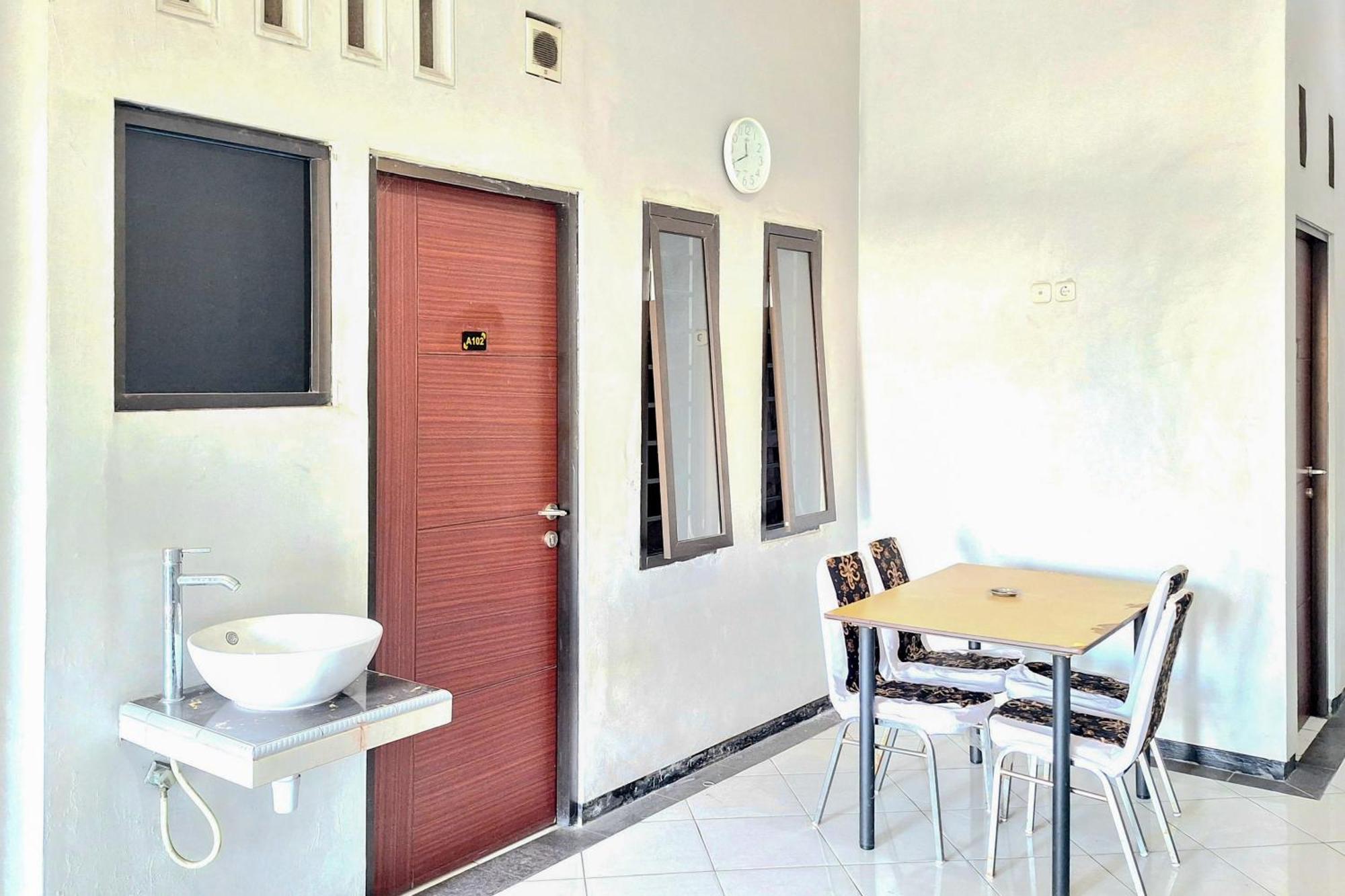 Urbanview The Halona Near Jatim Park 4 2*