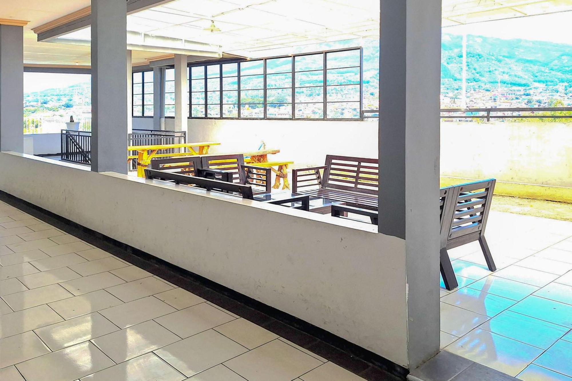 Urbanview The Halona Near Jatim Park 4 Hotel 2*
