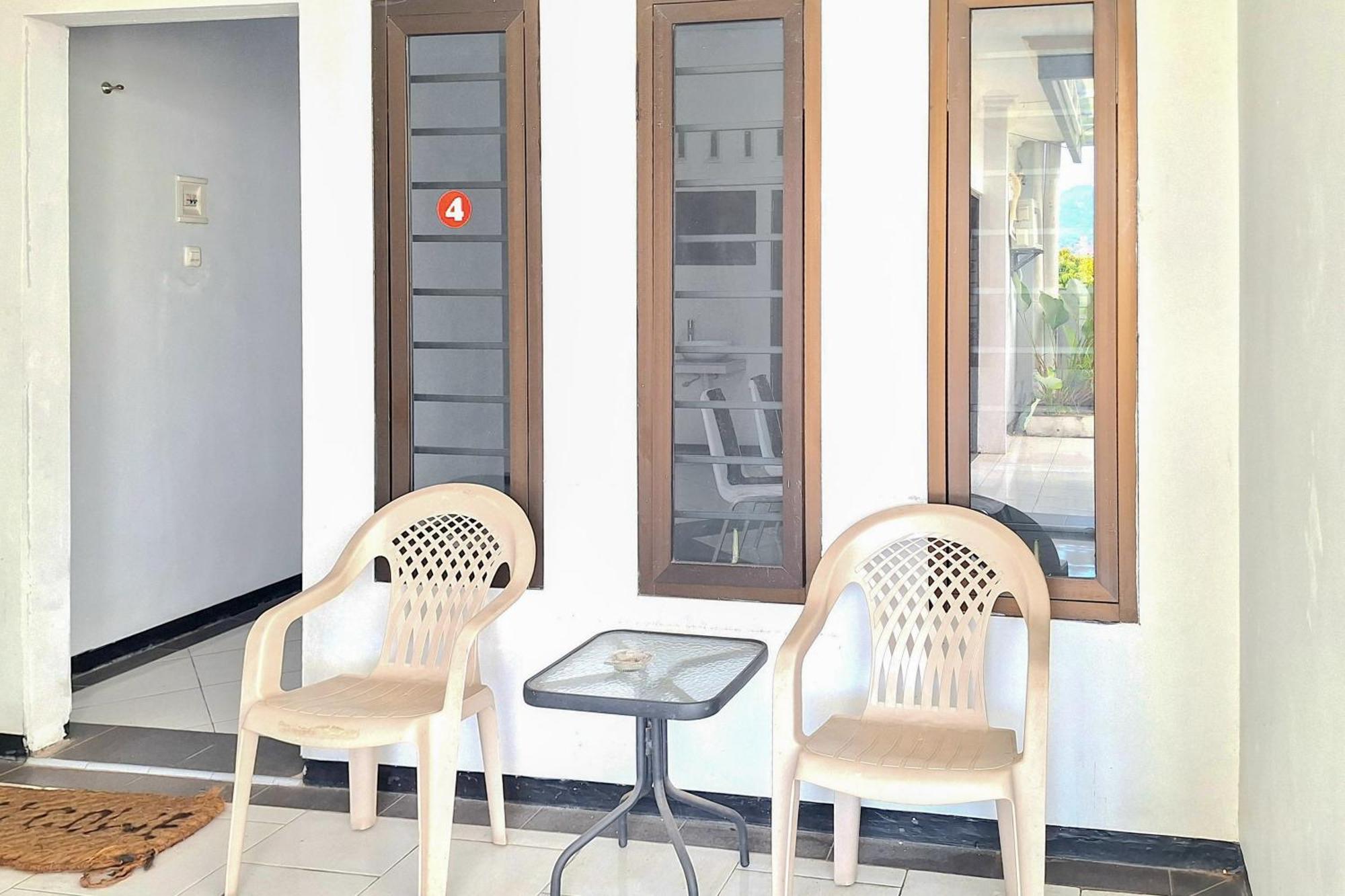 Hotel Urbanview The Halona Near Jatim Park 4 2*