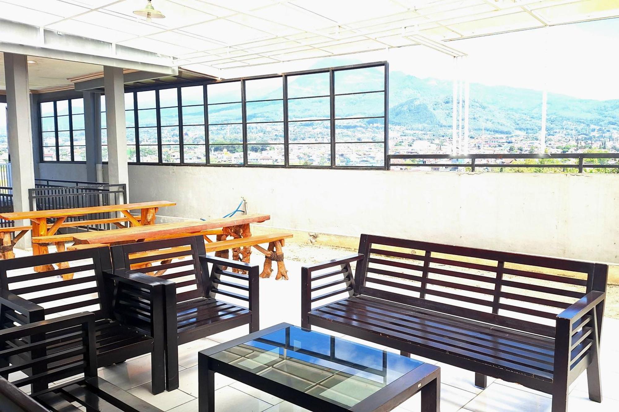 Urbanview The Halona Near Jatim Park 4 2*